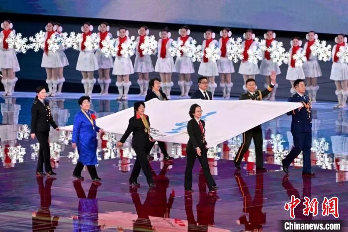 执旗手白晶莹：非遗传承与脱贫攻坚的双线荣光