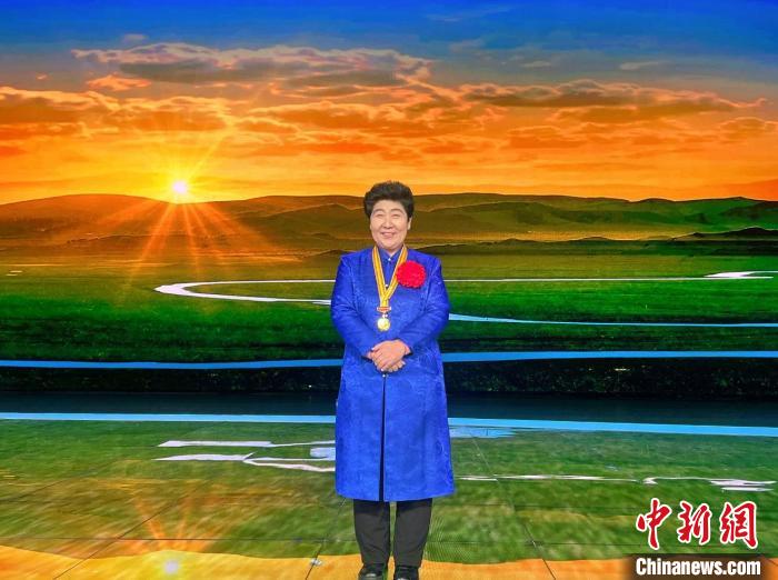 执旗手白晶莹：非遗传承与脱贫攻坚的双线荣光