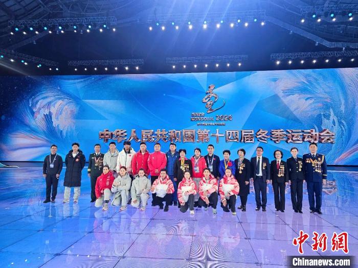 执旗手白晶莹：非遗传承与脱贫攻坚的双线荣光