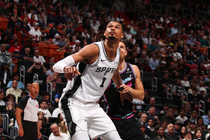 文班亚马26+14+5封盖率马刺掀翻热火