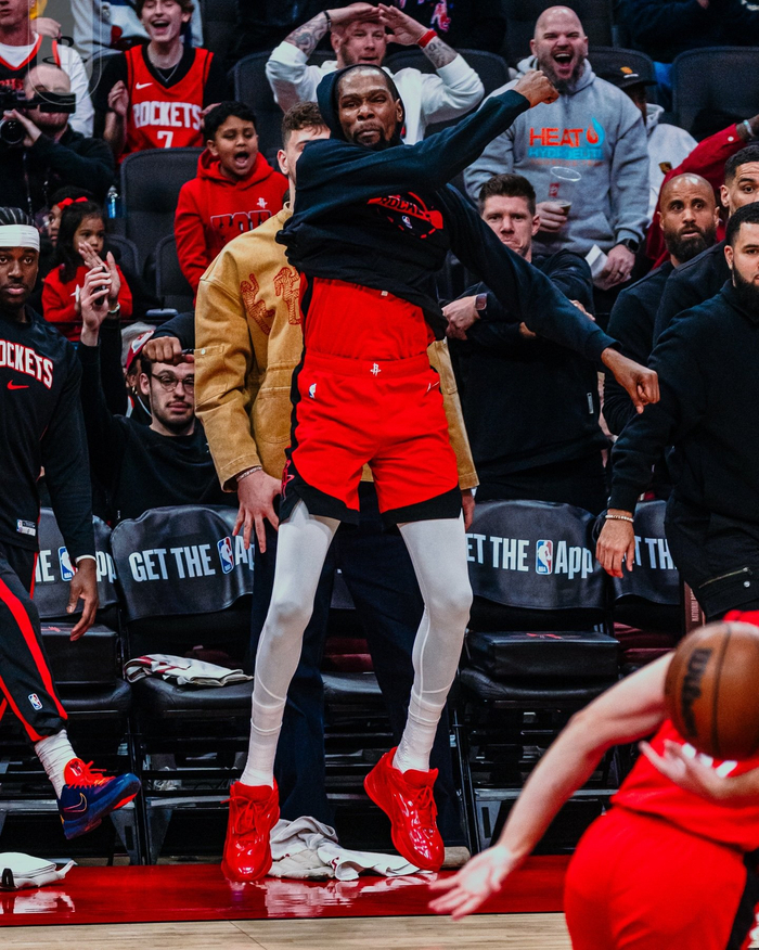 湖人球员出战65场迎战火箭 赛事引发热议