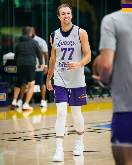 湖人球员训练中互换球衣号码引热议