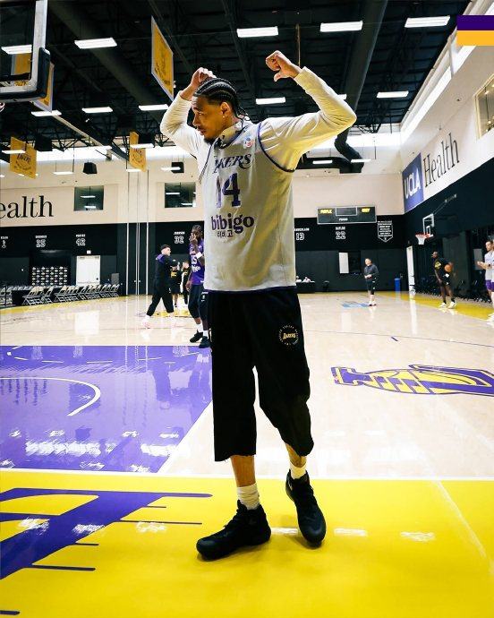 湖人球员训练中互换球衣号码引热议