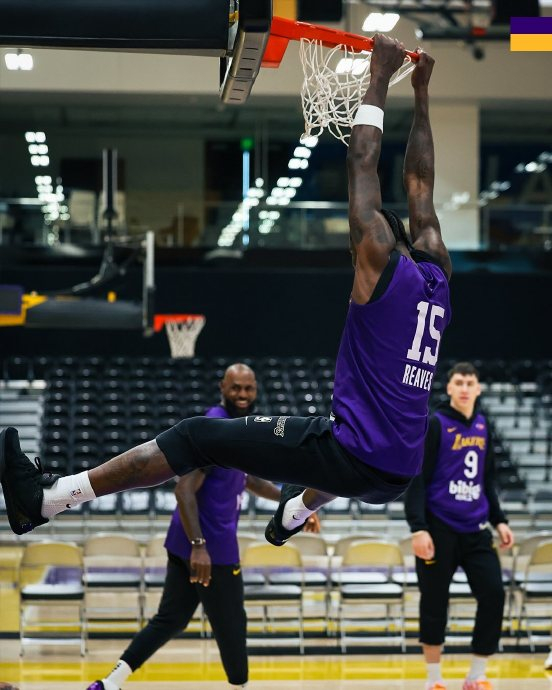 湖人球员训练中互换球衣号码引热议