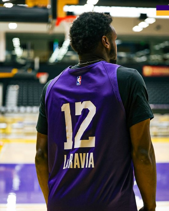 湖人球员训练中互换球衣号码引热议