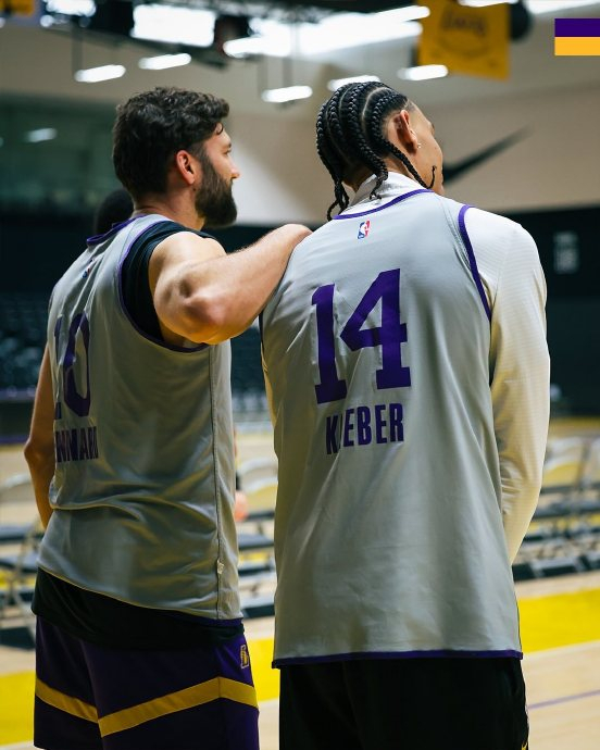 湖人球员训练中互换球衣号码引热议