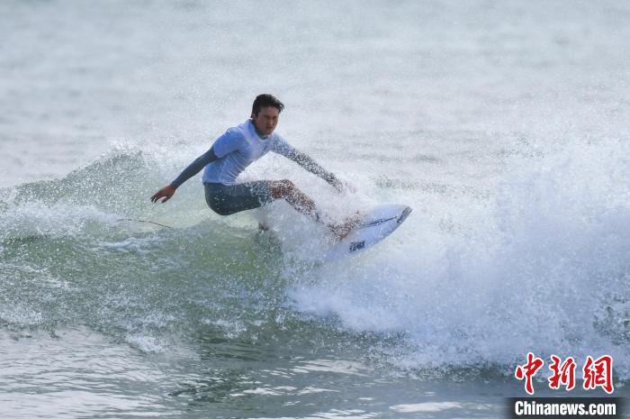 第十三届万宁国际冲浪赛开幕 24支队伍角逐浪尖