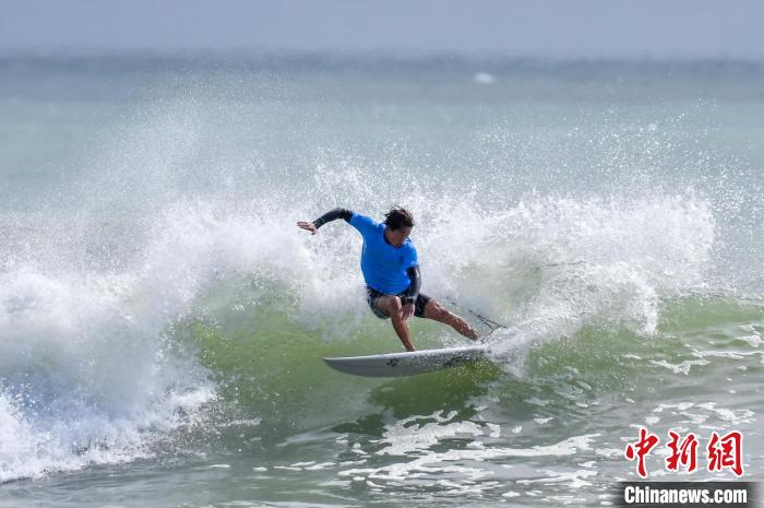 第十三届万宁国际冲浪赛开幕 24支队伍角逐浪尖
